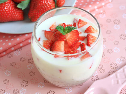 草莓薏米酸奶